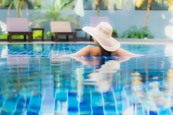 Retrato Hermosa Joven Mujer Asiática Relajarse Alrededor Piscina Complejo Hotelero — Foto de Stock