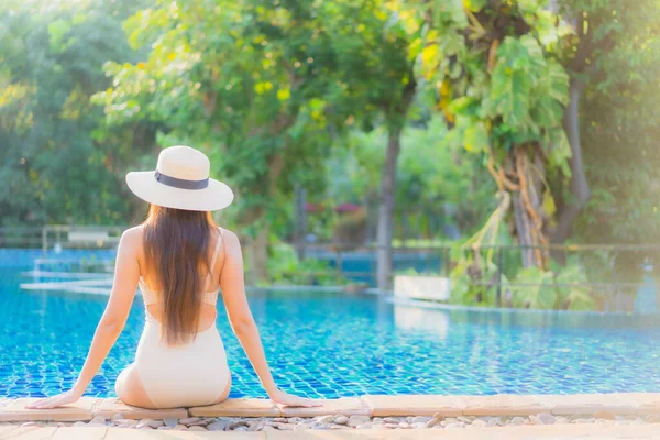 Retrato Hermosa Joven Mujer Asiática Relajarse Alrededor Piscina Complejo Hotelero — Foto de Stock