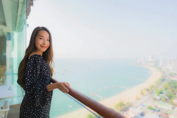 Porträt Schöne Junge Asiatische Frau Entspannen Glückliches Lächeln Rund Balkon — Stockfoto