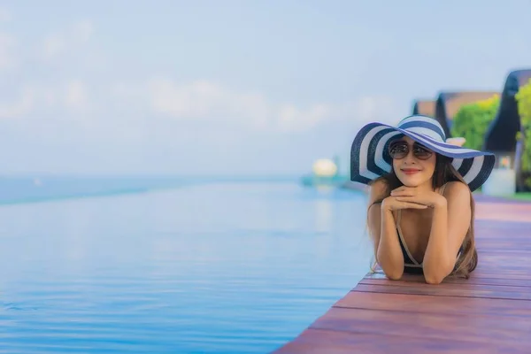 Retrato Hermosa Joven Mujer Asiática Relajarse Alrededor Piscina Complejo Hotelero — Foto de Stock