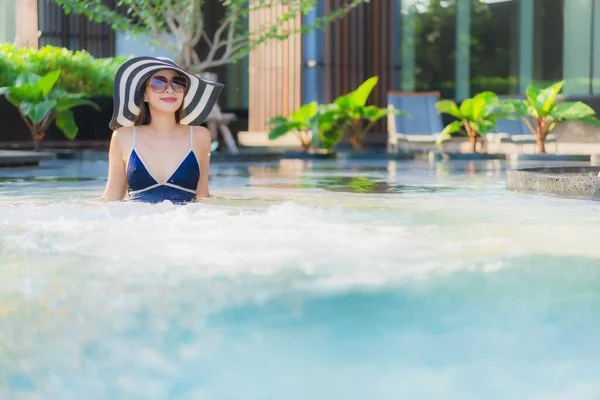 Portrait Belle Jeune Femme Asiatique Détendre Autour Piscine Dans Station — Photo