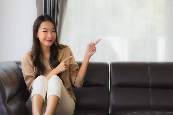Retrato Hermosa Joven Asiática Mujer Feliz Sonrisa Relajarse Sofá Sala — Foto de Stock
