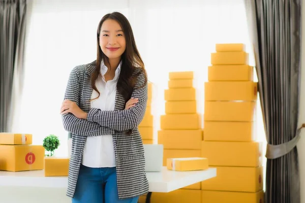 아시아 사업가가 인터넷 쇼핑을 준비가 상자가 전화를 가지고 집에서 일하고 — 스톡 사진