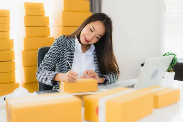 Portret Mooie Jonge Aziatische Zakenvrouw Werk Vanuit Huis Met Laptop — Stockfoto