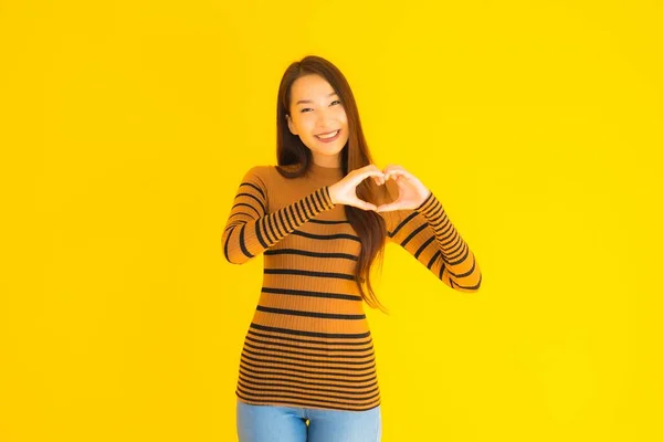 Portre Güzel Genç Asyalı Yetişkin Kadın Gülüşü Ile Sarı Izole — Stok fotoğraf