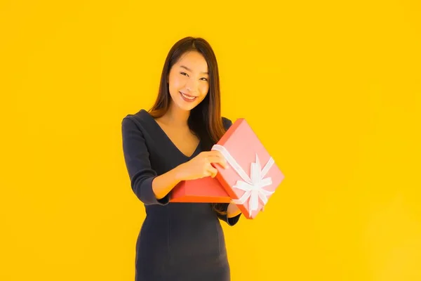 Portrait Beautiful Young Asian Woman Giftbox Yellow Isolated Background — Stock Photo, Image