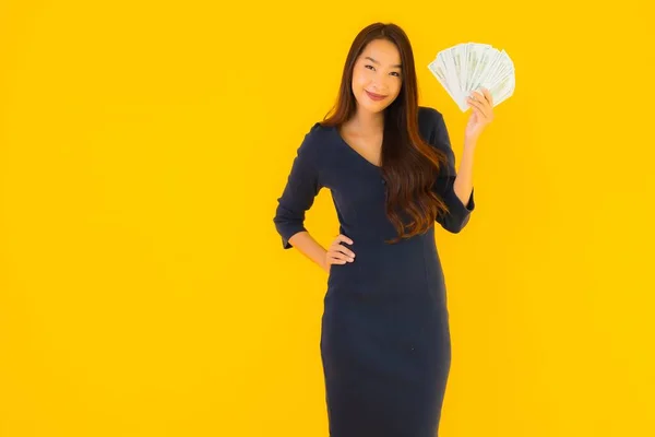 Porträtt Vacker Ung Asiatisk Kvinna Med Pengar Och Kontanter Gul — Stockfoto