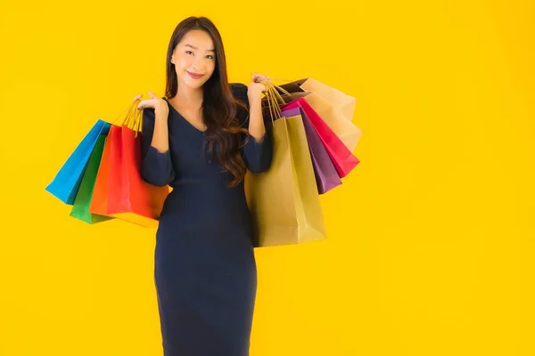 Porträtt Vacker Ung Asiatisk Kvinna Med Färgglada Shoppingväska Gul Isolerad — Stockfoto