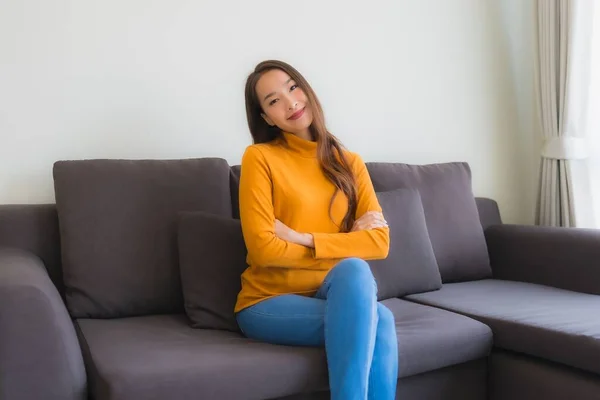 Retrato Joven Asiática Mujer Feliz Relajarse Sonrisa Sofá Silla Con —  Fotos de Stock