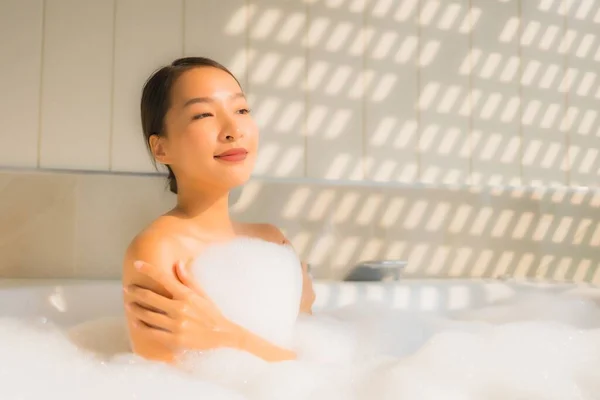 Retrato Jovem Mulher Asiática Relaxar Tomar Banho Banheira Para Conceito — Fotografia de Stock