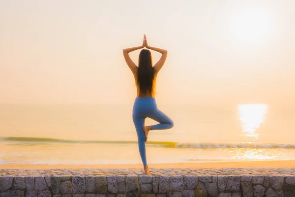 Ritratto Giovane Donna Asiatica Fare Meditazione Intorno Mare Spiaggia Oceano — Foto Stock