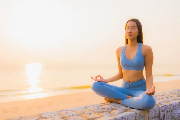 Retrato Joven Asiático Mujer Hacer Meditación Alrededor Mar Playa Océano —  Fotos de Stock