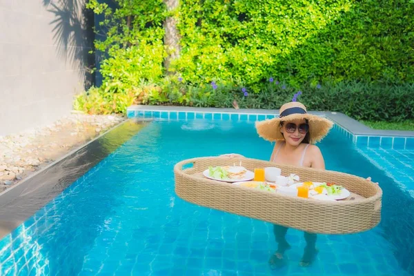 Ritratto Giovane Donna Asiatica Sorriso Felice Godere Con Vassoio Colazione — Foto Stock