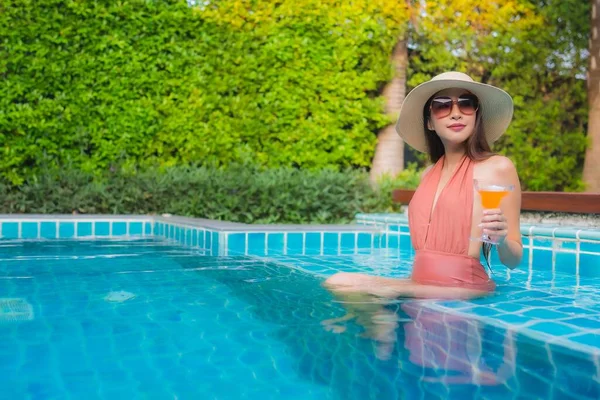 Ritratto Giovane Donna Asiatica Rilassarsi Sorriso Felice Intorno Alla Piscina — Foto Stock