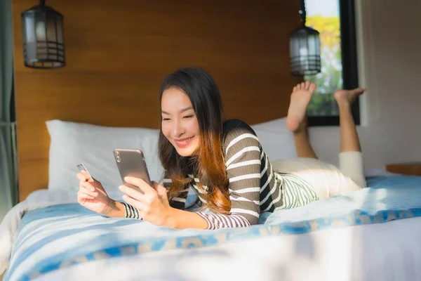 Retrato Joven Mujer Asiática Usando Teléfono Móvil Inteligente Con Tarjeta — Foto de Stock