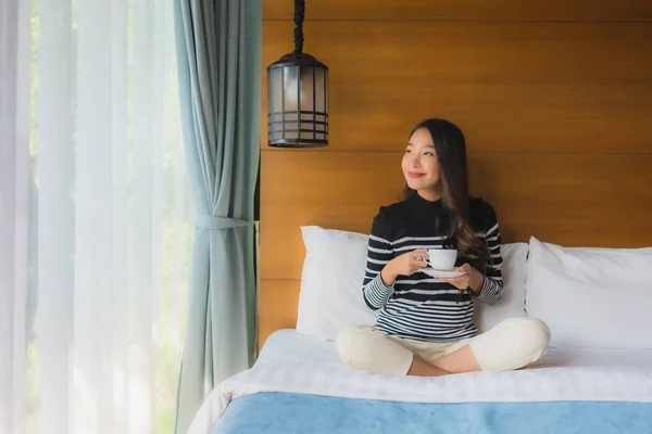 Portret Jonge Aziatische Vrouw Bed Slaapkamer Interieur Met Witte Koffiekop — Stockfoto