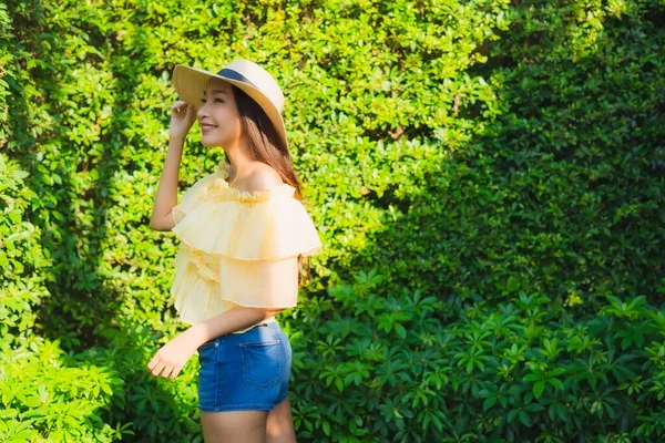 Retrato Jovem Asiático Mulher Feliz Sorriso Relaxar Redor Livre Natureza — Fotografia de Stock