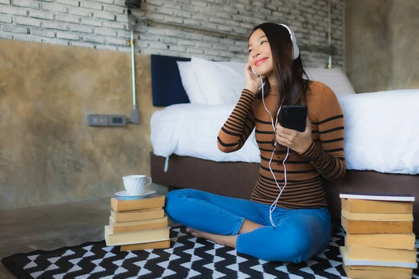 Mujer Asiática Joven Usando Teléfono Móvil Inteligente Con Auriculares Para — Foto de Stock