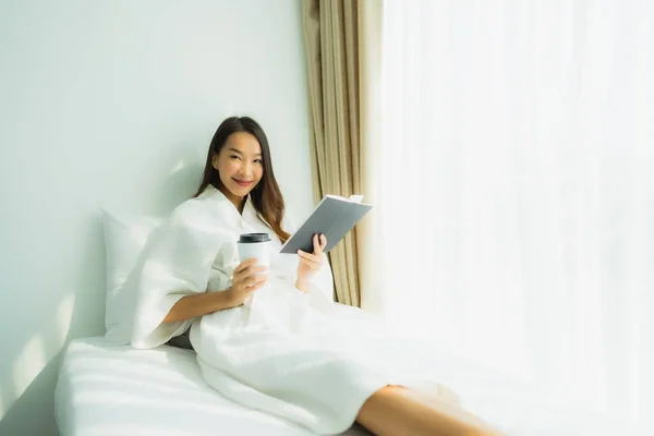 Junge Asiatische Frau Mit Kaffeetasse Und Buch Auf Dem Bett — Stockfoto