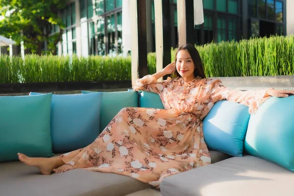 Retrato Bonito Jovem Asiático Mulheres Feliz Sorriso Sentar Sofá Torno — Fotografia de Stock