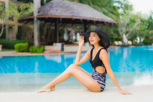 Portrait Belles Jeunes Femmes Asiatiques Heureux Sourire Détendre Autour Piscine — Photo