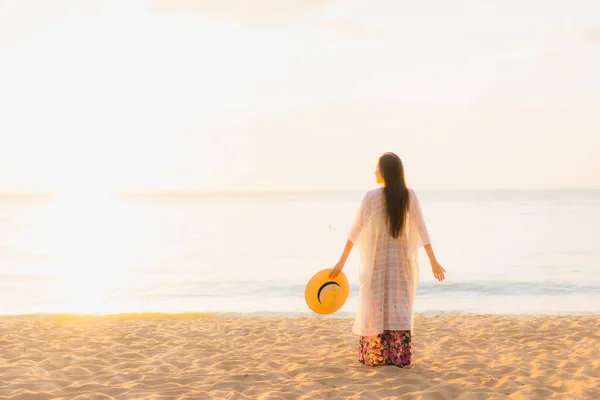 美しい若いアジアの女性の肖像旅行休暇のための日没や日の出の時間にビーチの海の周りにリラックス幸せな笑顔 — ストック写真