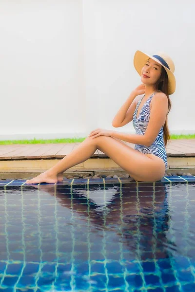 Retrato Jovem Asiático Mulher Feliz Sorriso Relaxar Redor Piscina Livre — Fotografia de Stock