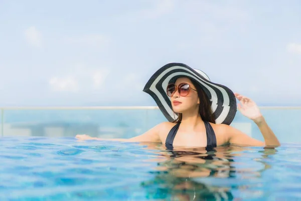 Retrato Bonito Jovem Asiático Mulheres Feliz Sorriso Relaxar Piscina Livre — Fotografia de Stock