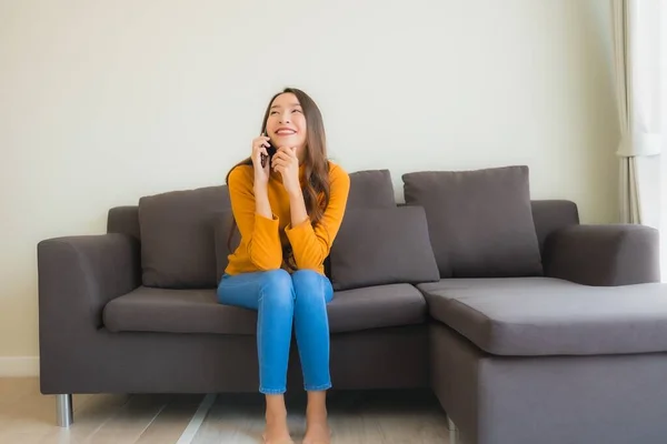 Porträt Junge Asiatin Mit Smartphone Auf Sofa Mit Kissen Wohnzimmer — Stockfoto