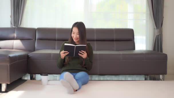 Záběry Krásné Asijské Ženy Čtení Knihy Doma Během Karantény — Stock video