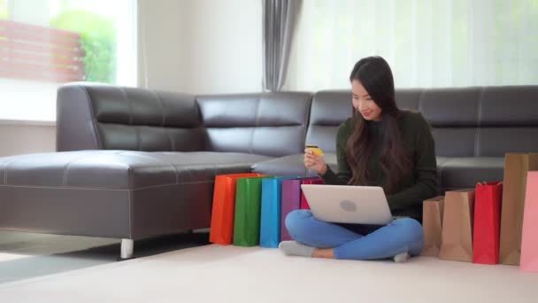 Metraje Hermosa Mujer Asiática Con Coloridas Bolsas Papel Haciendo Shopping — Vídeo de stock