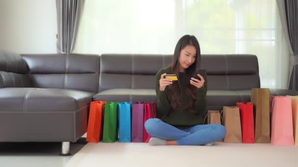 Zdjęcia Pięknej Azjatyckiej Kobiety Kolorowymi Papierowymi Torbami Robiącej Zakupy Domu — Wideo stockowe