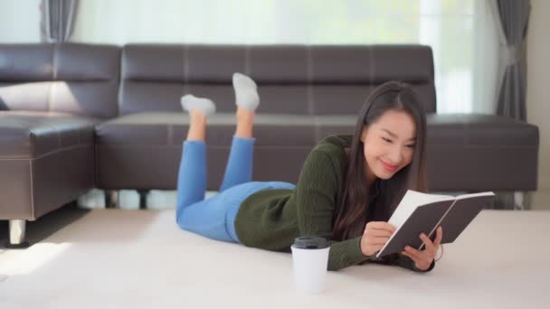 Metraje Hermosa Mujer Asiática Leyendo Libro Beber Café Casa Durante — Vídeos de Stock