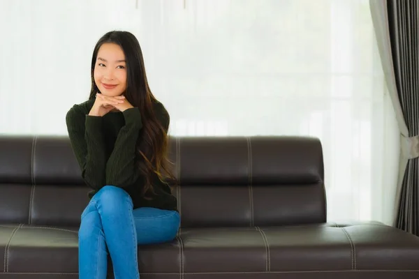 Piękny Portret Młoda Azjatycka Kobieta Siedzieć Relaks Kanapie Salonie Wnętrza — Zdjęcie stockowe