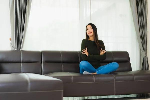 Hermoso Retrato Joven Asiático Mujer Sentarse Relajarse Sofá Sala Estar —  Fotos de Stock