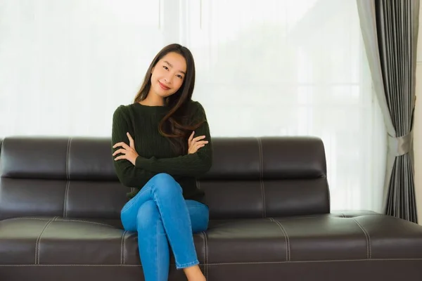 Retrato Bonito Jovem Asiático Mulher Sentar Relaxar Sofá Sala Estar — Fotografia de Stock