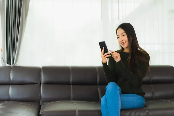 Retrato Hermosa Joven Asiática Mujer Uso Inteligente Teléfono Móvil Teléfono — Foto de Stock