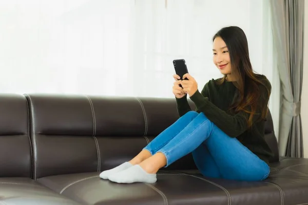 Portrett Vakker Ung Asiatisk Kvinne Bruker Smarttelefon Eller Mobiltelefon Sofaen – stockfoto