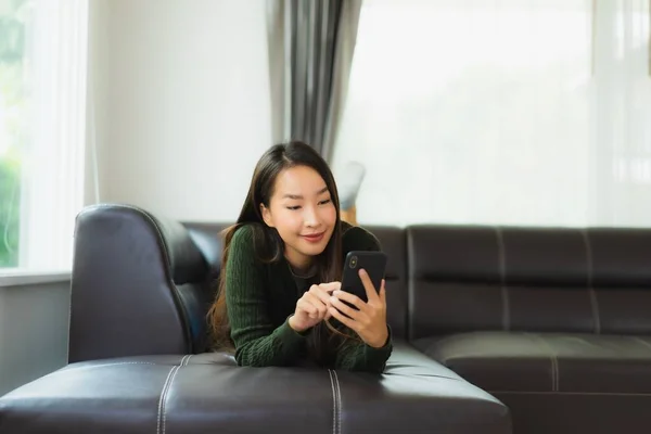 Portrett Vakker Ung Asiatisk Kvinne Bruker Smarttelefon Eller Mobiltelefon Sofaen – stockfoto