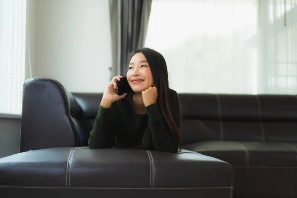 Retrato Hermosa Joven Asiática Mujer Uso Inteligente Teléfono Móvil Teléfono — Foto de Stock