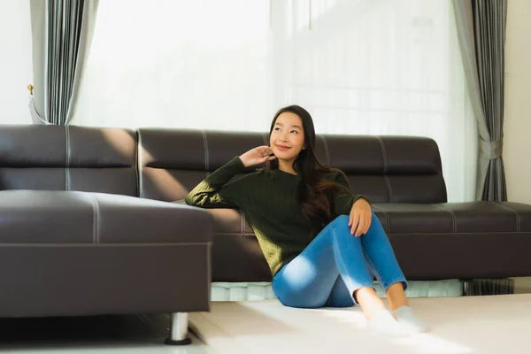 Vackra Porträtt Ung Asiatisk Kvinna Sitta Koppla Soffan Vardagsrummet Interiör — Stockfoto