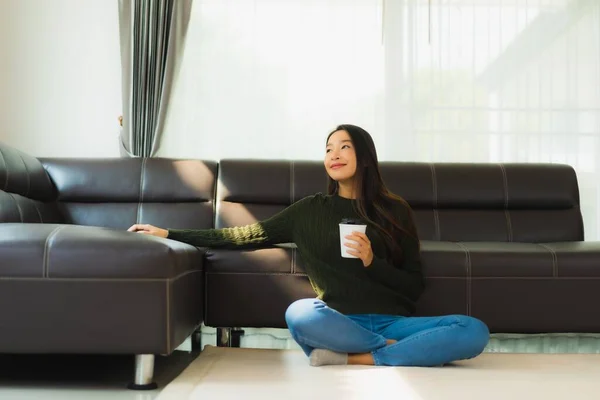 Retrato Hermosa Joven Mujer Asiática Uso Teléfono Móvil Inteligente Con — Foto de Stock