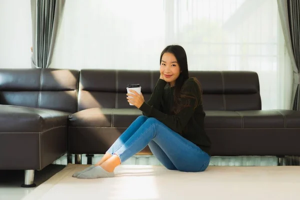 Retrato Hermosa Joven Mujer Asiática Uso Teléfono Móvil Inteligente Con —  Fotos de Stock