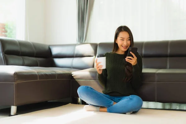 Porträtt Vacker Ung Asiatisk Kvinna Använder Smart Mobiltelefon Med Kaffekopp — Stockfoto