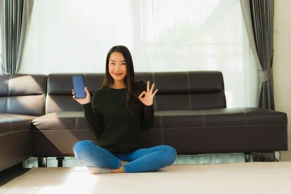 Porträtt Vacker Ung Asiatisk Kvinna Använder Smart Mobiltelefon Med Kaffekopp — Stockfoto