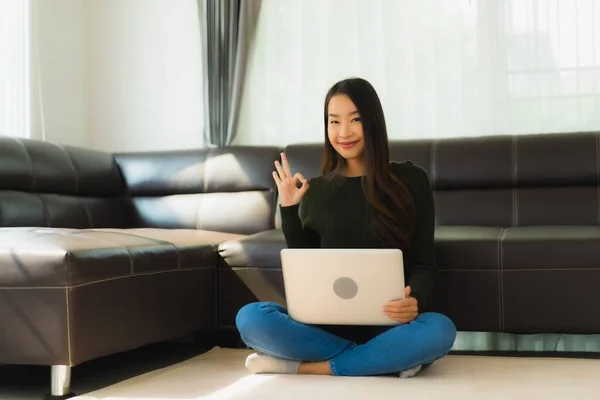 Retrato Hermosa Joven Mujer Asiática Uso Ordenador Portátil Con Sofá —  Fotos de Stock