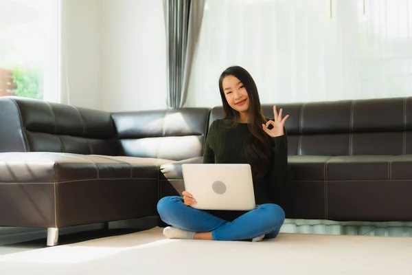 Retrato Bonito Jovem Asiático Mulher Uso Laptop Computador Com Sofá — Fotografia de Stock
