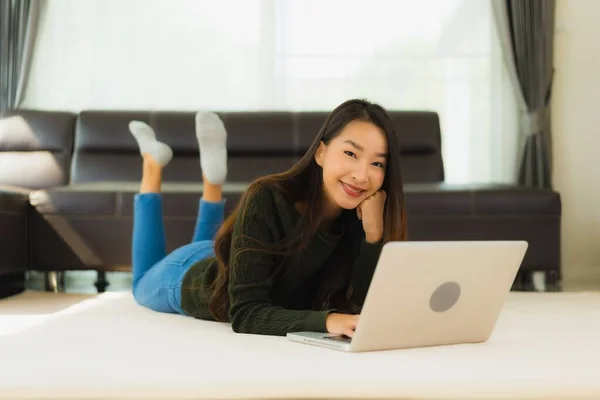 Retrato Hermosa Joven Mujer Asiática Uso Ordenador Portátil Con Sofá —  Fotos de Stock