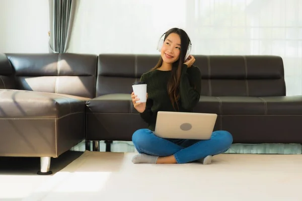 Portret Mooie Jonge Aziatische Vrouw Gebruik Laptop Computer Met Hoofdtelefoon — Stockfoto