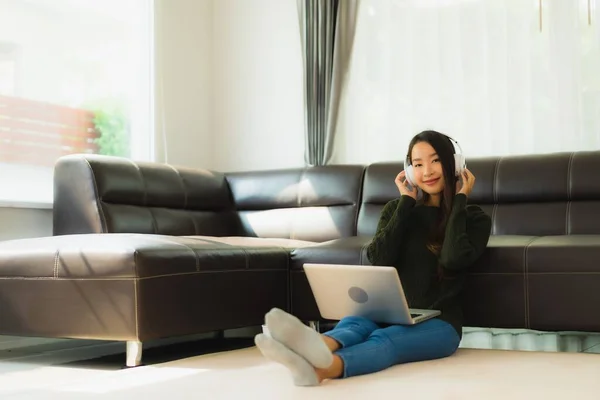 Retrato Hermosa Mujer Asiática Joven Uso Portátil Computadora Con Auriculares — Foto de Stock